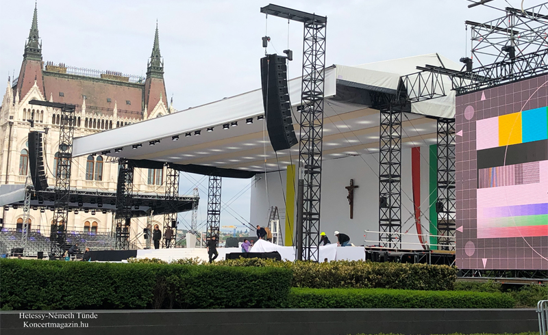 Ferenc pápa a Kossuth téren fog szentmisét tartani, meglestük az előkészületeket – Fotók